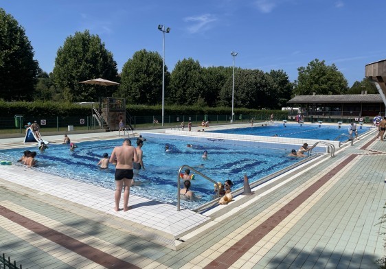 Agents d'accueil dans les piscines d'été