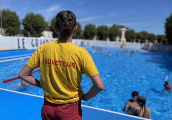 Surveillants de baignade en piscine d'été